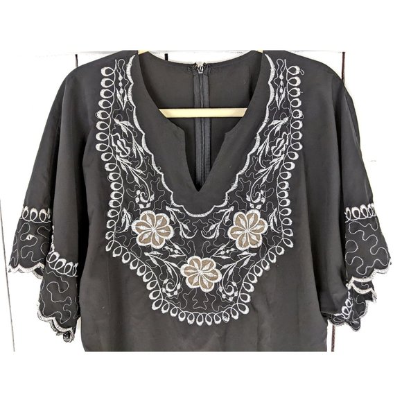 Black white floral embroidered bell sleeve pullover caftan blouse - Picture 3 of 5